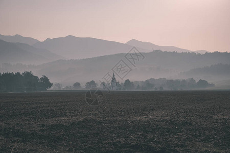 西喀尔巴阡山脉的山顶在秋天被薄雾笼罩图片