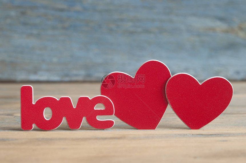 情人节日的概念红字中的文字爱和木图片