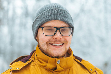 迷糊男人喝咖啡在寒冬下雪时出去喝眼镜被误戴了背景