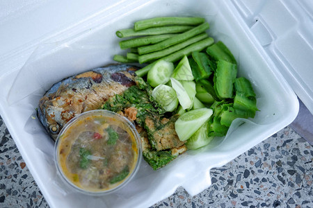 Mackerel鱼酱加锅煮蔬菜图片