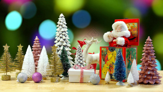 圣诞假期表与老式圣诞老人杰克在框中和圣诞树和驯鹿饰品散图片