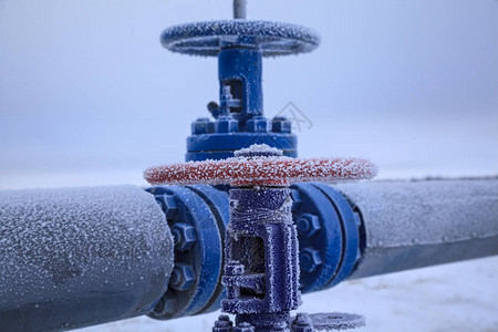 石油天然气行业高压气井管件阀门在霜冻中图片
