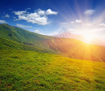 与太阳的山风景图片