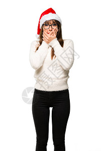 庆祝圣诞节假期的女孩因为说了一些不恰当的话而捂住了嘴不能在孤立的白图片