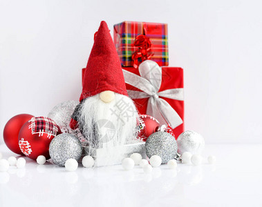 新年贺卡圣诞礼物礼物和节日装饰品以白色背景制图片