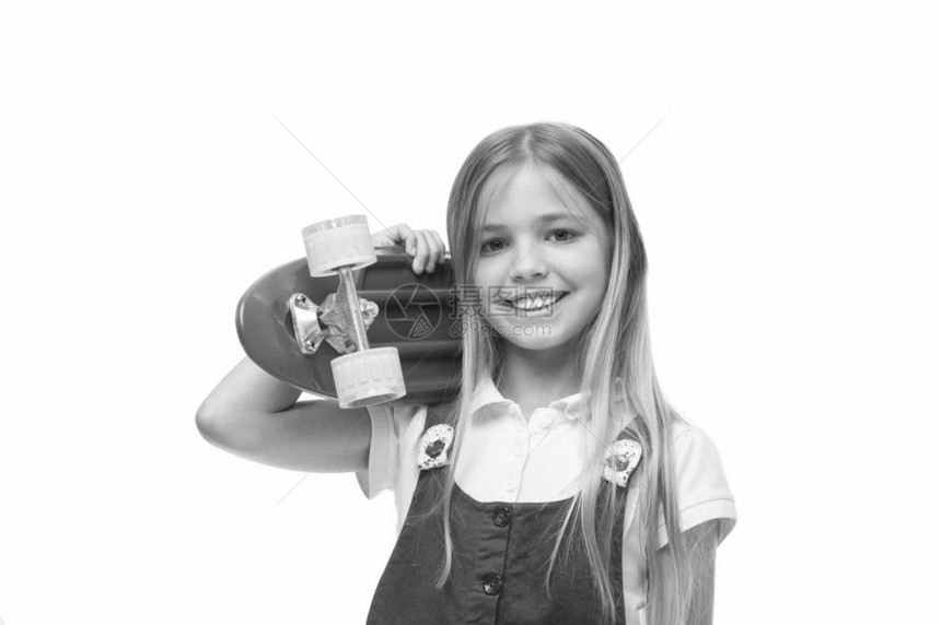 让我们骑吧女孩笑脸背着便士板肩上孤立的白色背景最初设计为女孩滑板孩子女孩准备骑便士板青少年的爱好女图片