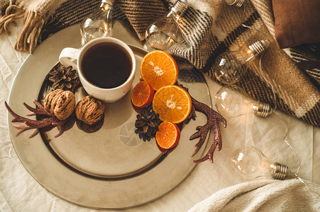 圣诞静物与茶或咖啡杯雪花形状的饼干圣诞装饰品和坚果的橙子圣诞节图片