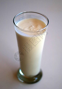 牛奶kefir以牛奶kefir谷物或粉末开胃菜文化制成的抗生素饮料图片