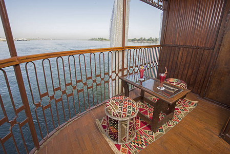 豪华的无河游船客厅阳台上座位椅和桌椅图片