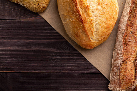 一条面包法式长棍面包和带有脆香外壳的种子的面包图片