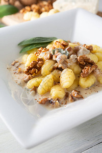 意大利土豆汤团配gorgonzola和核桃图片