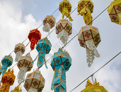 用于新年庆典的多彩泰国传统挂灯背景图片