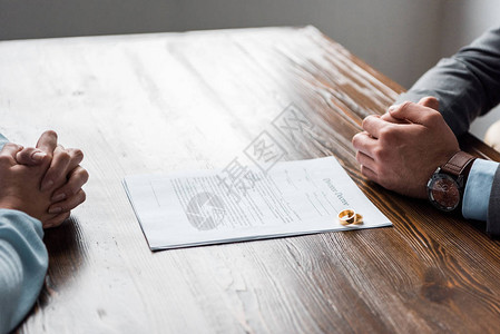 律师和委托人双手离婚判决和餐桌上的结图片