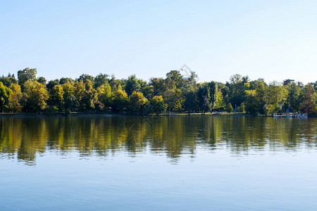 阳光明媚的赫拉斯特劳湖景观罗马尼图片