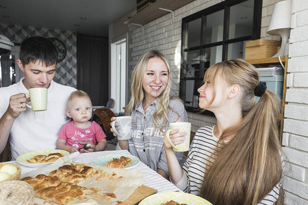 幸福的家庭在家享受苹果派家庭晚餐早餐和图片