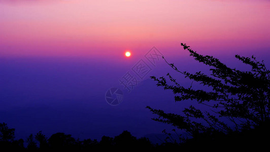 五颜六色的风景戏剧日出美丽的早晨日出紫色山上日背景图片