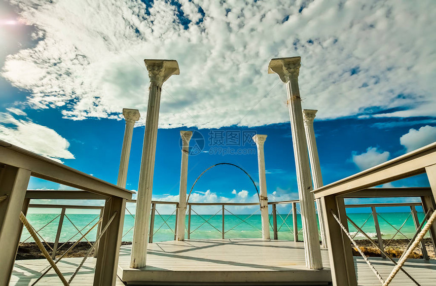 古巴拉德罗海滩上矗立着时尚的旧凉亭柱的华丽美图片