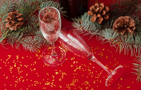 酒杯和一瓶红色背景的香槟图片