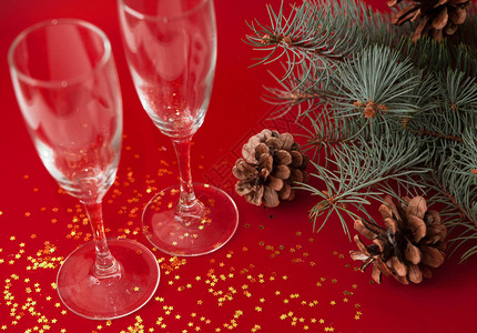 带圣诞花环的酒杯红色松枝图片