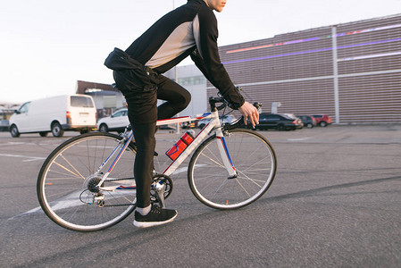 骑自行车的人在快节奏的自行车骑行中的特写照片图片