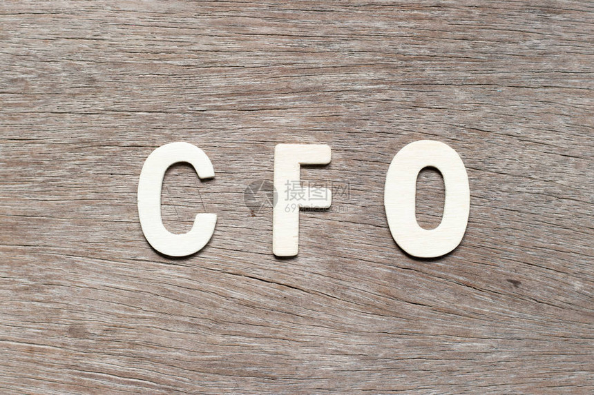 关于木材背景的CFO首席财务干事的缩写字图片