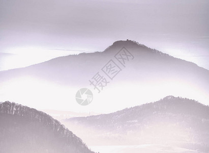薄雾中的山丘和秋天地貌下的村庄的柔软轮廓图片