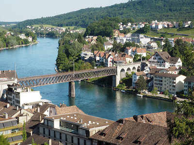 瑞士小镇沙夫豪森的全景莱茵河图片