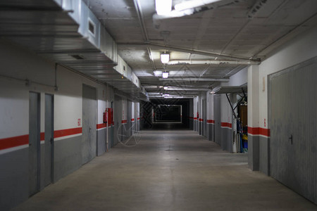 地下储藏仓库和停车设施走廊图片