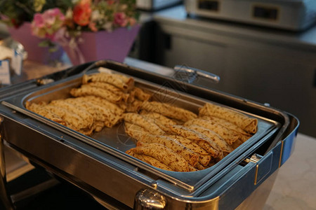 餐厅糕点厨房盘子里的煎饼图片