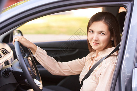 年轻女孩的脸租车司机图片