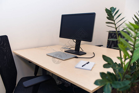 办公桌上的灯光办公室台式桌面是笔记本显示器图片