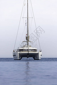 在公海的一艘双体船在地中海的帆船海岸附近的双体船帆双体船帆停靠在热带图片