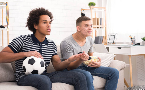 各种朋友观看世界足球锦标赛在沙发上打图片