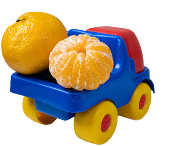 卡车玩具车满是黄色橙起球的橘子后车部分拍摄孤背景图片