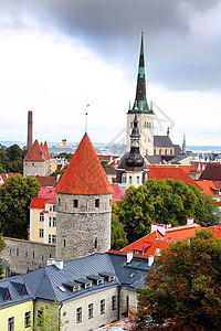 爱沙尼亚塔林市墙和圣奥拉夫教堂的观望图片