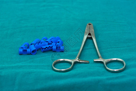 手术室绿桌上脑外科手术头皮止血用蓝色塑料手术夹和图片
