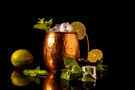 莫斯科的骡子鸡尾酒是国际酒保协会IBA的正背景图片