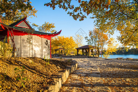 河边公园的秋天风景图片