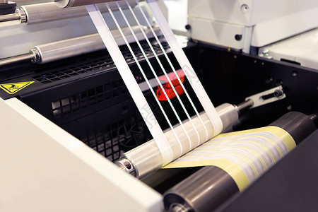 在柔印机上制造的特写镜头在柔版印刷机上从粘合剂材料中去除基体废料或修背景图片