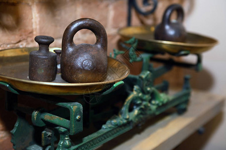 非常古老的铁制体重秤带有黄铜碗和砝码图片