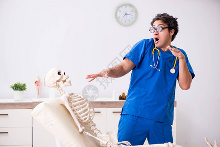 医院里有骷髅的有趣医生背景图片