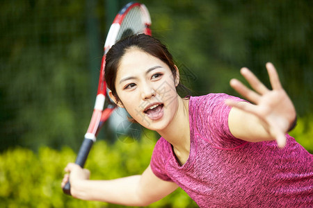 亚洲年轻女子网球运动员正手击球图片