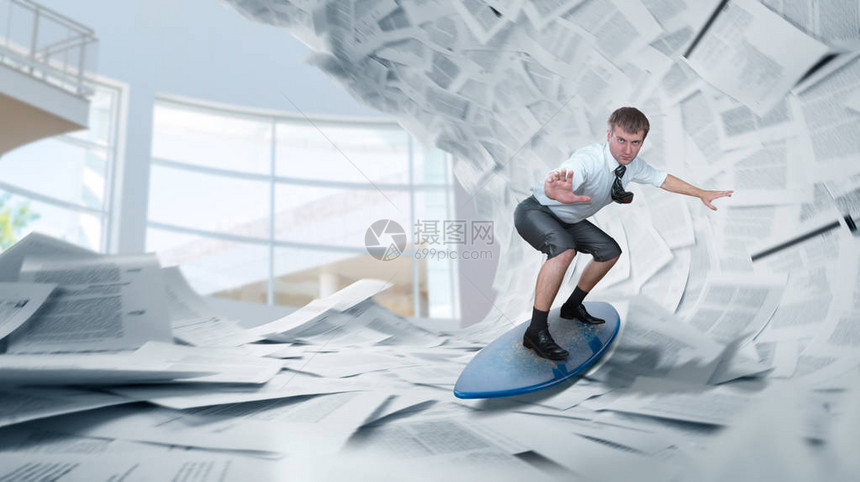 疯狂的商人在一堆文件和报告官僚作风和例行公事上搭着一个冲浪板图片