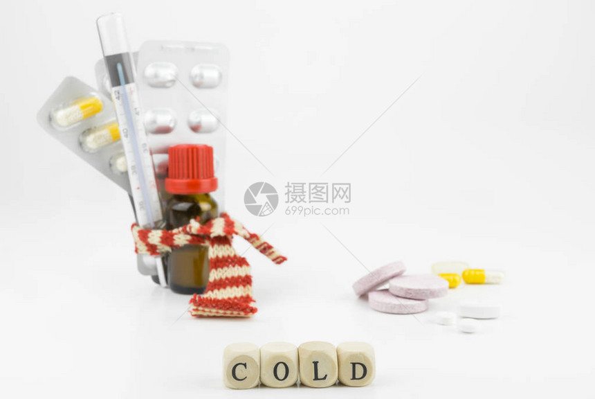 带围巾不同银条和医疗温度计的药瓶图片