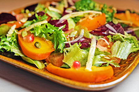 健康沙拉配生菜沙拉柿子和甜菜柿子沙拉高清图片