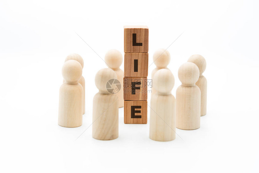 作为商业团队的Wooden数字环绕着Life这个字圈子孤立在白色背景上图片