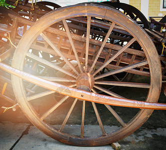 古老的车轮旧的木轮在图片