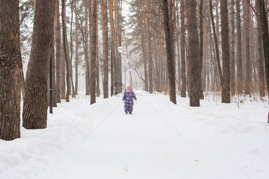 童年自然和冬季概念有趣的笑幼儿女孩在一个美丽的雪地公图片