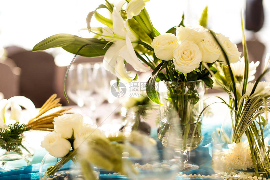 餐桌用插花和蜡烛装饰的婚礼桌图片