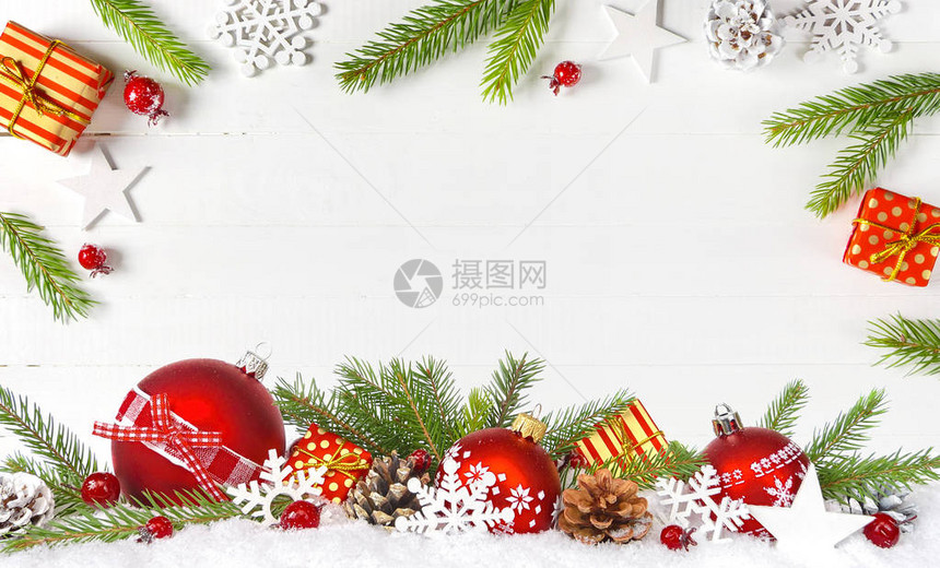 圣诞节日由红月球礼品盒绿色果树枝和白木本图片